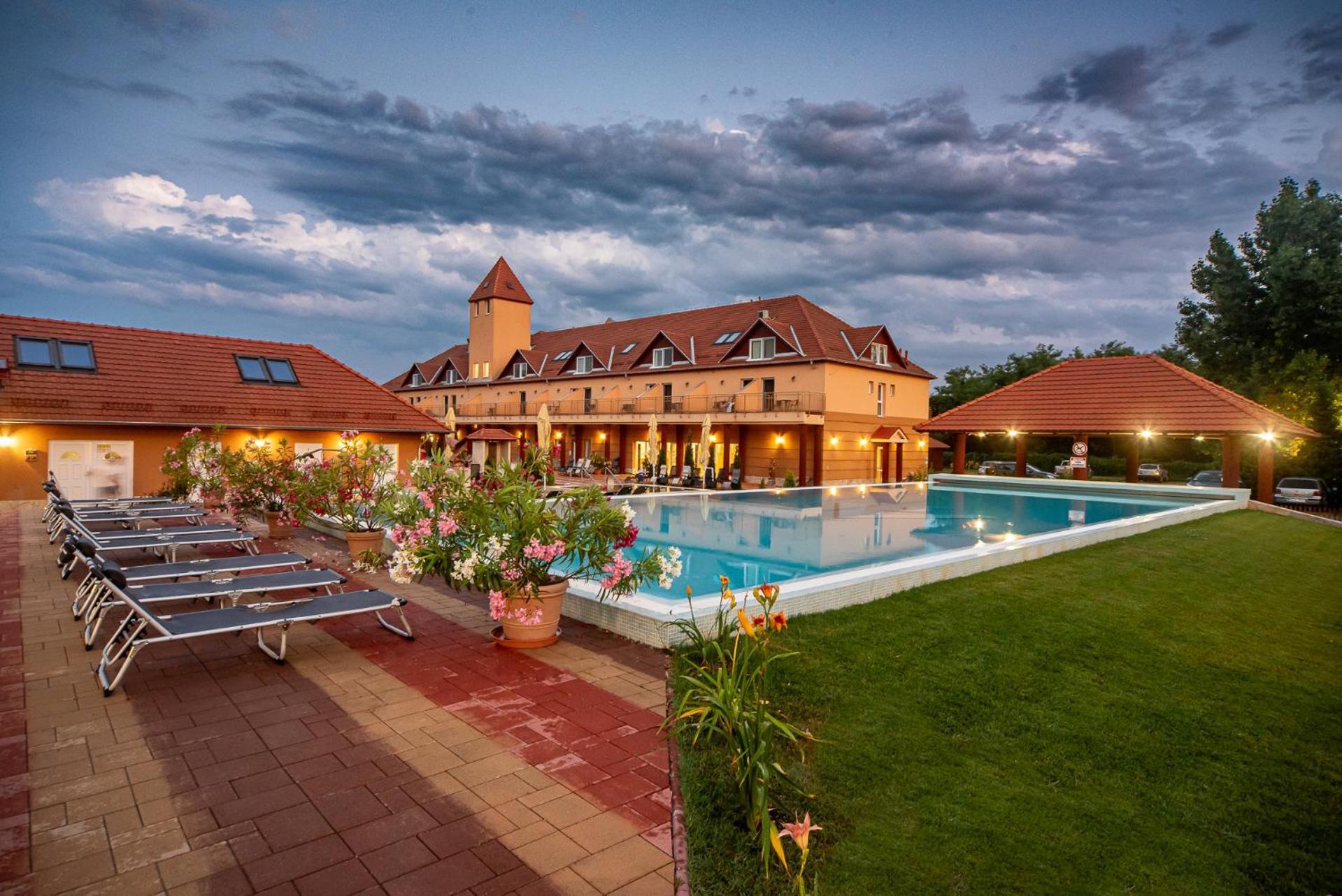 Termál Hotel Vesta Tapioszecso Buitenkant foto