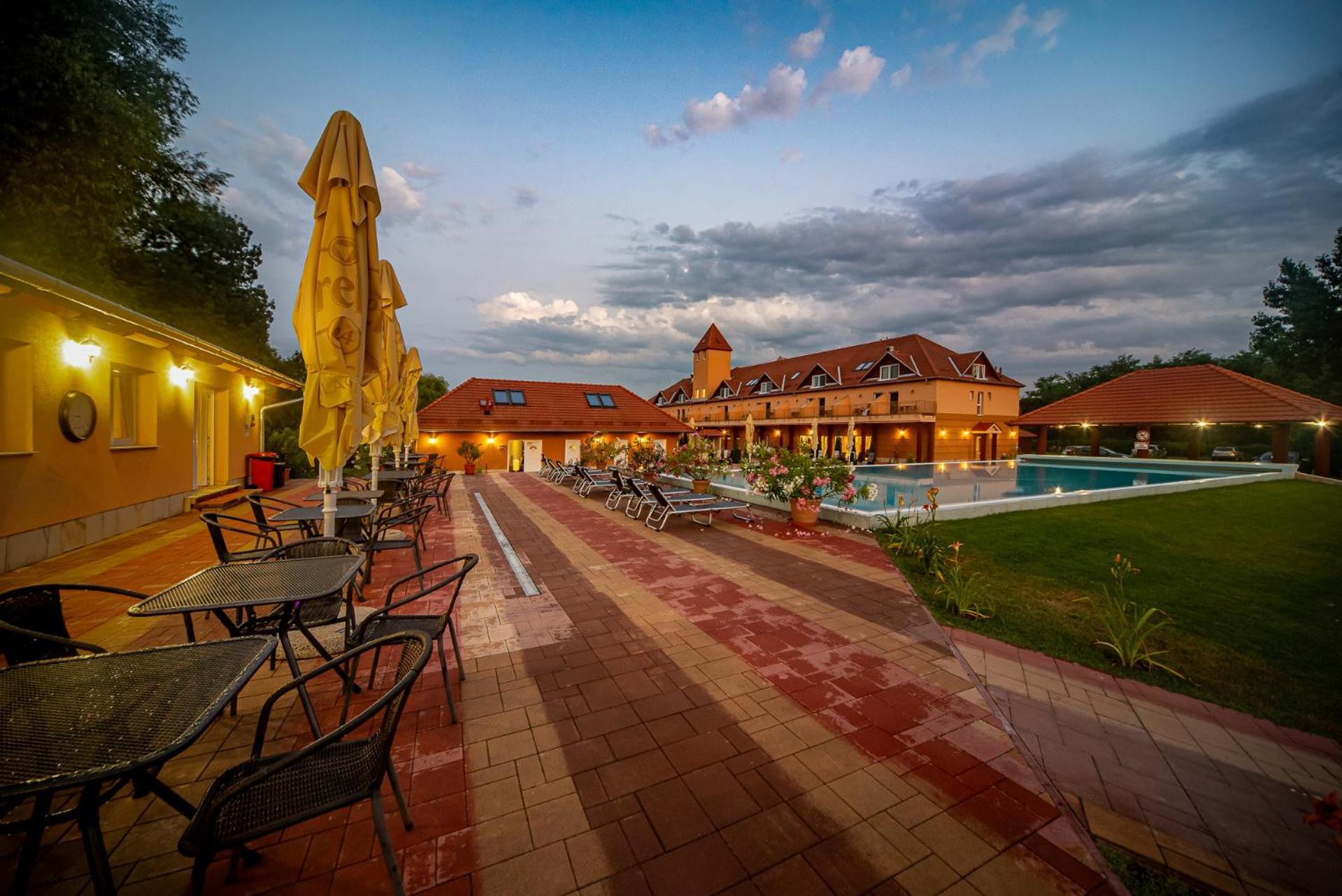 Termál Hotel Vesta Tapioszecso Buitenkant foto